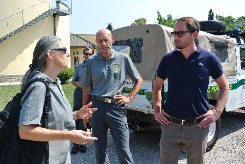 Alessandra Tribuson (vicecoordinatore Stazione forestale Duino Aurisina), Roberto Valenti (vicecoordinatore Centro didattico naturalistico) e Cristiano Shaurli (assessore regionale Risorse agricole e forestali)  - Trieste, Centro didattico naturalistico di Basovizza 14/08/2015